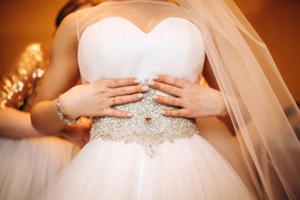 Zavřít Pohled Nevěsty Oblékat Před Svatební Obřad — Stock fotografie
