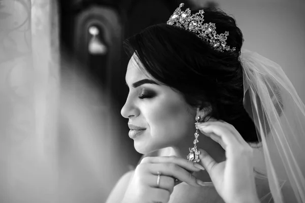 Pengantin Memakai Anting Anting Mewah Sebelum Upacara Pernikahan — Stok Foto