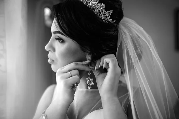Braut Setzt Vor Trauung Luxus Ohrring Auf — Stockfoto