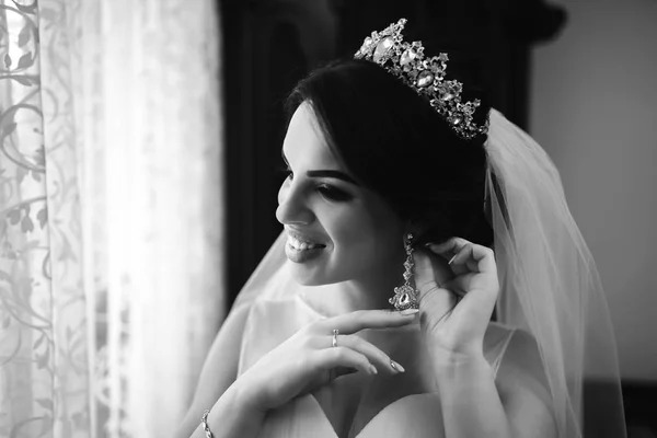 Невеста Надевает Роскошные Серьги Перед Свадьбой — стоковое фото