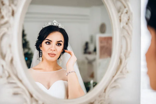 Junge Braut Sieht Spiegelbild Spiegel — Stockfoto