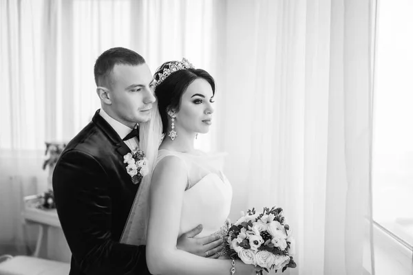 Blick Auf Zarte Junge Braut Brautkleid Mit Bräutigam — Stockfoto