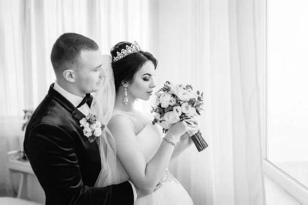 Blick Auf Zarte Junge Braut Brautkleid Mit Bräutigam — Stockfoto