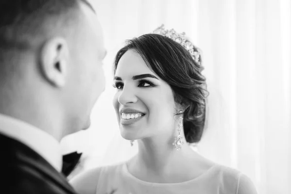 Fiatal Menyasszony Vőlegény Ünnepség Előtt Mosolyogva — Stock Fotó