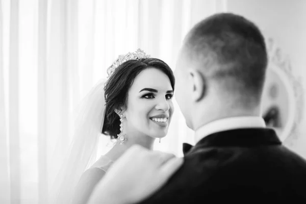 Jovem Noiva Sorrindo Para Noivo Antes Cerimônia — Fotografia de Stock