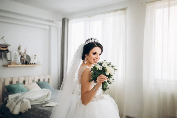 Pengantin Muda Dalam Gaun Elegan Memegang Buket Pernikahan — Stok Foto