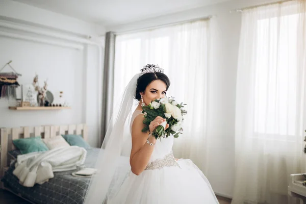 Noiva Jovem Vestido Elegante Segurando Buquê Casamento — Fotografia de Stock