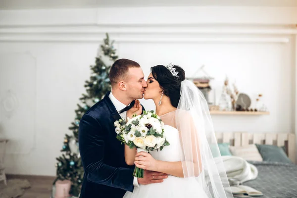Sposo Teneramente Baciare Giovane Sposa Abito Sposa — Foto Stock