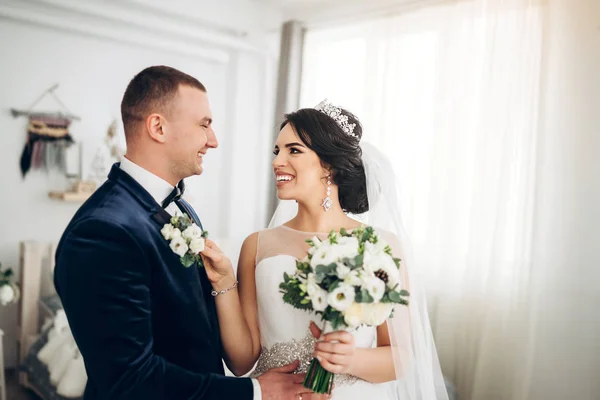 Ung Brud Elegant Brudklänning Poserar Med Brudgummen Lyxiga Interiörer — Stockfoto