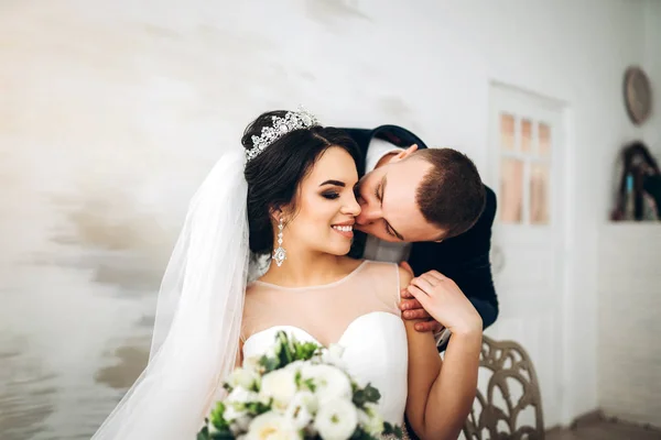 Bräutigam Küsst Junge Braut Zärtlich Brautkleid — Stockfoto