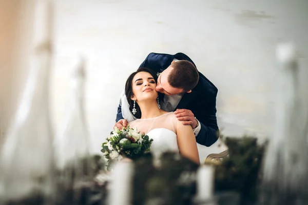 Noivo Ternamente Beijando Jovem Noiva Vestido Casamento — Fotografia de Stock