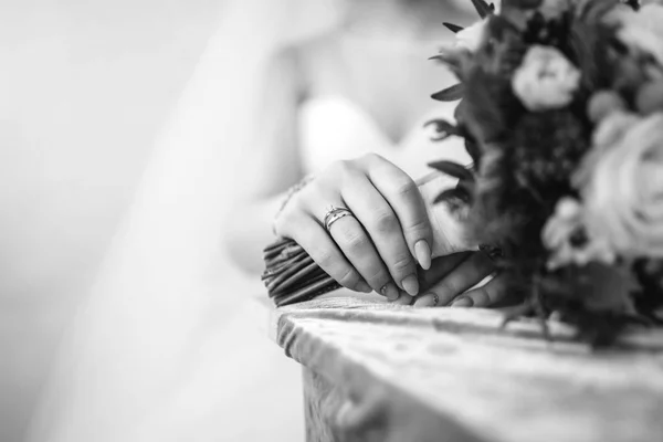 Fechar Vista Mão Noiva Com Anel Buquê Flores — Fotografia de Stock