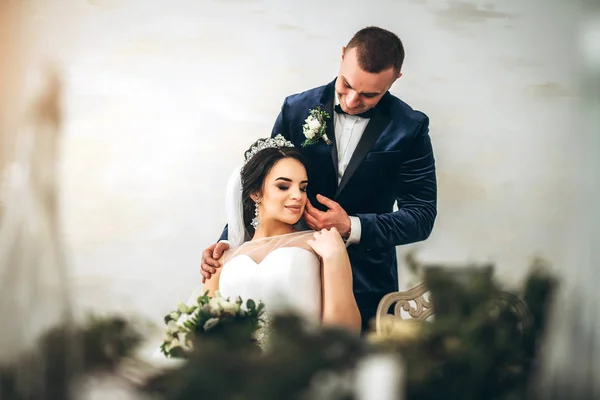 Junge Braut Eleganten Hochzeitskleid Posiert Mit Bräutigam Luxuriösen Interieur — Stockfoto