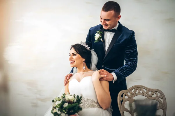 Giovane Sposa Elegante Abito Sposa Posa Con Sposo Interni Lusso — Foto Stock