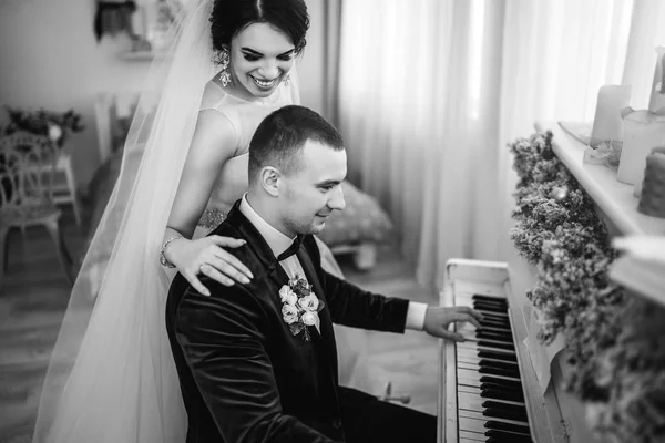 Vőlegény Játszik Zongora Fiatal Menyasszony Hallgat — Stock Fotó