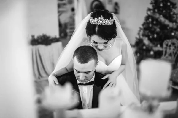 高級インテリアで新郎とポーズのエレガントなウェディング ドレスの若い花嫁 — ストック写真
