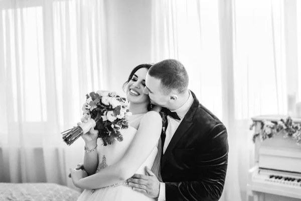Noivo Ternamente Beijando Jovem Noiva Vestido Casamento — Fotografia de Stock