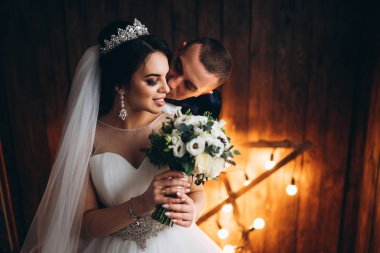 Damat şefkatle genç gelin gelinlik içinde öpüşme