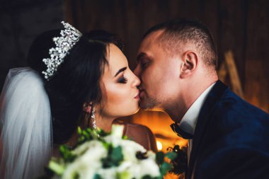 Damat şefkatle genç gelin gelinlik içinde öpüşme