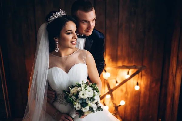 Jeune Couple Mariage Posant Devant Mur Bois Avec Des Lumières — Photo