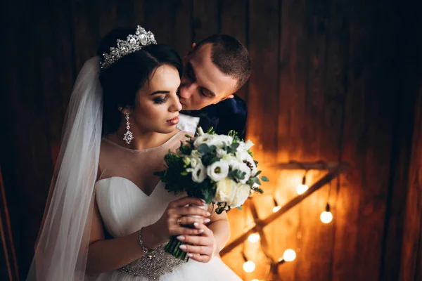 Noivo Ternamente Beijando Jovem Noiva Vestido Casamento — Fotografia de Stock