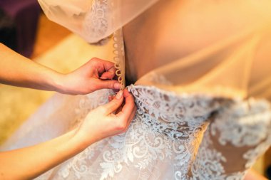 Güzel gelin düğünden önce giyinmek 