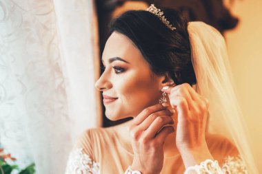 Güzel gelin düğünden önce giyinmek 