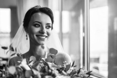 Bir buket çiçekli güzel gelin