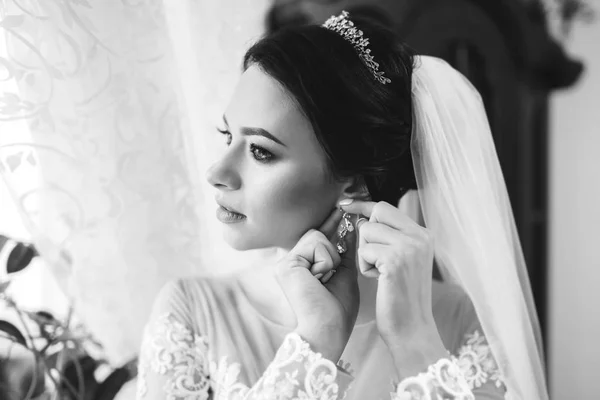 Hübsche Braut Verkleidet Sich Vor Der Hochzeit — Stockfoto