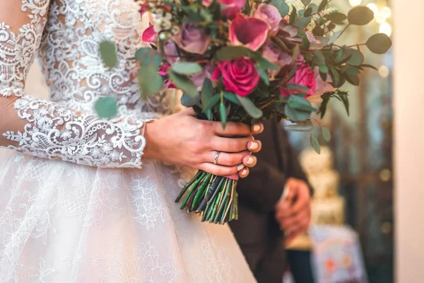 Νύφη Χέρι Γαμήλιο Δαχτυλίδι Και Μπουκέτο Λουλουδιών — Φωτογραφία Αρχείου