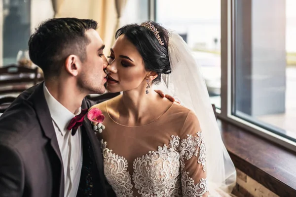 Hübsche Hochzeitsgäste Entspannen Sich Restaurant — Stockfoto