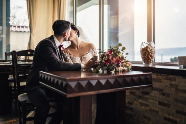 Grazioso Matrimonio Cuople Rilassante Resturant — Foto Stock