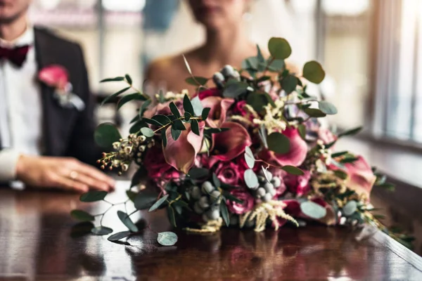 Hübsche Hochzeitsgäste Entspannen Sich Restaurant — Stockfoto