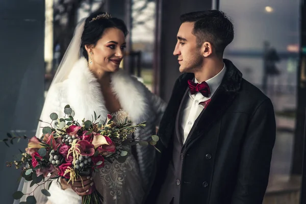 Hübsches Hochzeitspaar Freien — Stockfoto