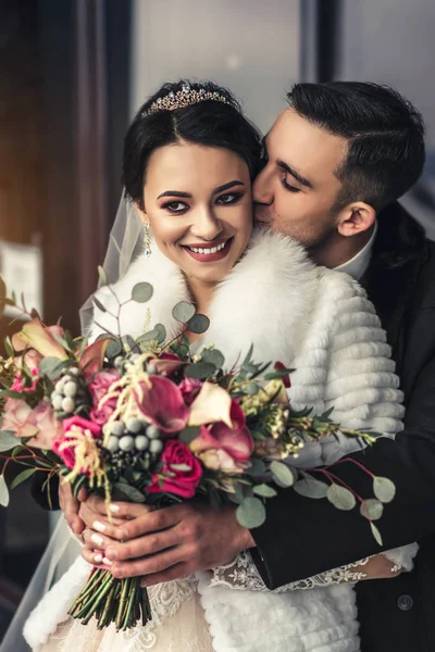 Hübsches Hochzeitspaar Freien — Stockfoto