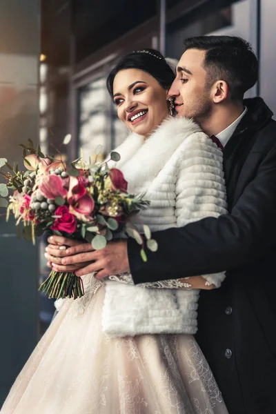 Hübsches Hochzeitspaar Freien — Stockfoto