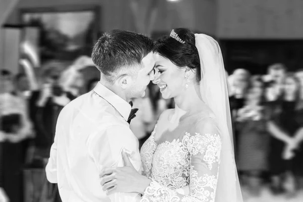 Primeira Dança Belo Casal Casamento — Fotografia de Stock