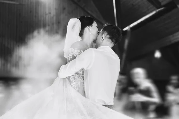 美しい結婚式のカップルの最初のダンス — ストック写真