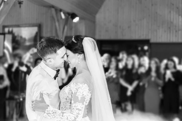 美しい結婚式のカップルの最初のダンス — ストック写真