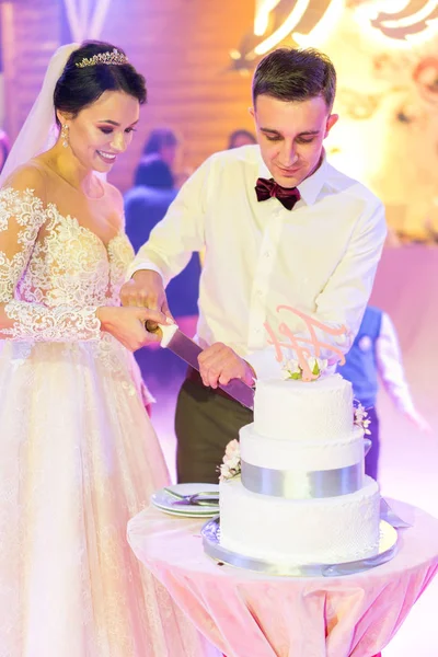 Hübsches Hochzeitspaar Mit Hochzeitstorte Auf Der Party — Stockfoto