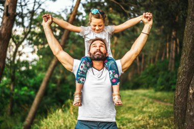 Baba ile kızı eğleniyor