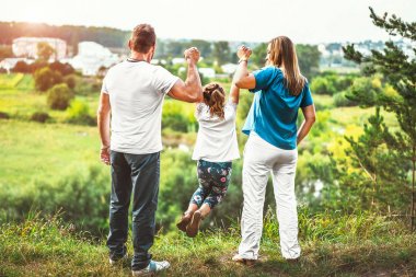 Aile ile küçük kızı açık havada