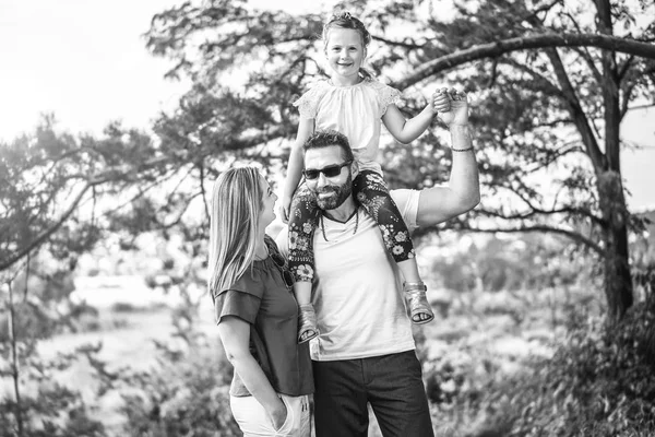 Семья с маленькой дочерью на открытом воздухе — стоковое фото