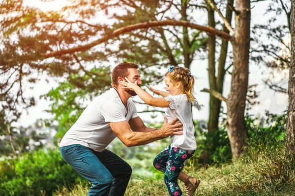 Pai com filha se divertindo — Fotografia de Stock