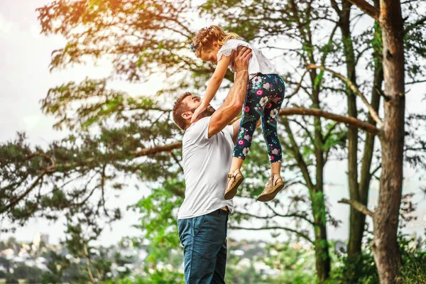 Pai com filha se divertindo — Fotografia de Stock