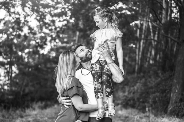 Семья с маленькой дочерью на открытом воздухе — стоковое фото