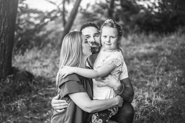 Familia con hija pequeña al aire libre — Foto de Stock