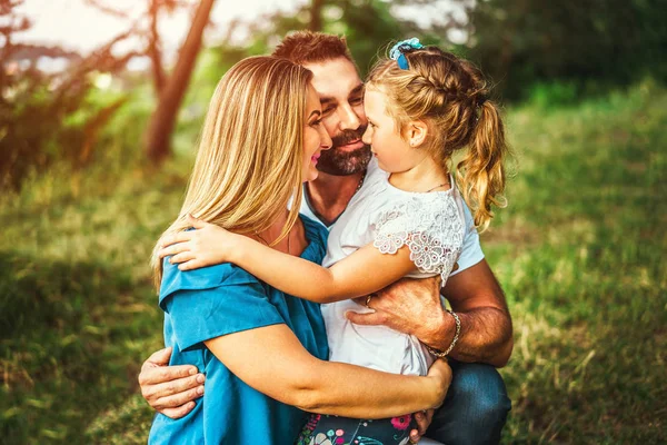 Familj med lilla dotter utomhus — Stockfoto