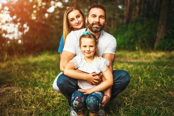 Familj med lilla dotter utomhus — Stockfoto