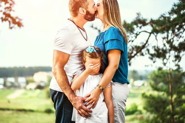 Familj med lilla dotter utomhus — Stockfoto